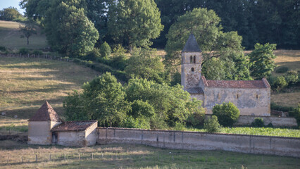 La chapelle de Saint-Martin-la-Vall&eacute;e est une chapelle romane, situ&eacute;e sur la commune de Semur-en-Brionnais, dans le d&eacute;partement de Sa&ocirc;ne-et-Loire en France et inscrite monument historique. 