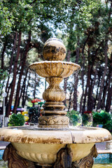 На фотографии изображён фонтан который находится в парке возле городского рынка