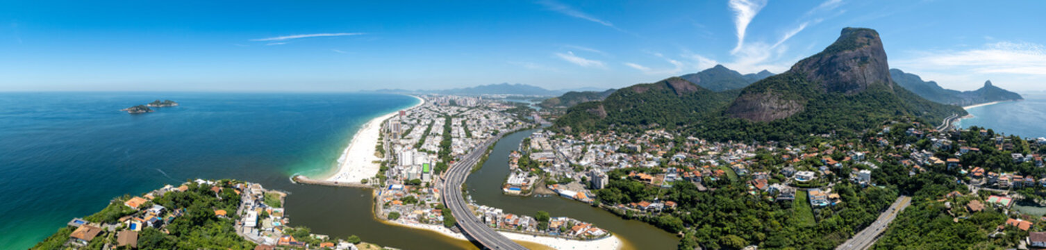 Incr&iacute;vel vista a&eacute;rea panor&acirc;mica da Barra da Tijuca, onde podemos ver a Pedra da G&aacute;vea e boa parte das praias cariocas, at&eacute; o morro Dois Irm&atilde;os no Leblon.
