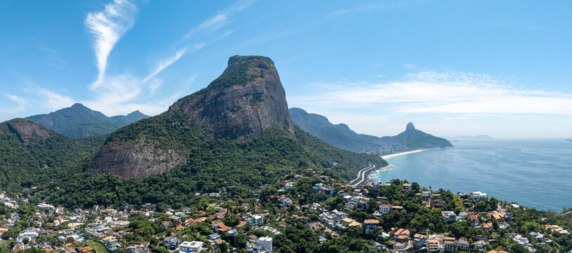 Incr&iacute;vel vista a&eacute;rea panor&acirc;mica da Barra da Tijuca, onde podemos ver a Pedra da G&aacute;vea e boa parte das praias cariocas, at&eacute; o morro Dois Irm&atilde;os no Leblon.