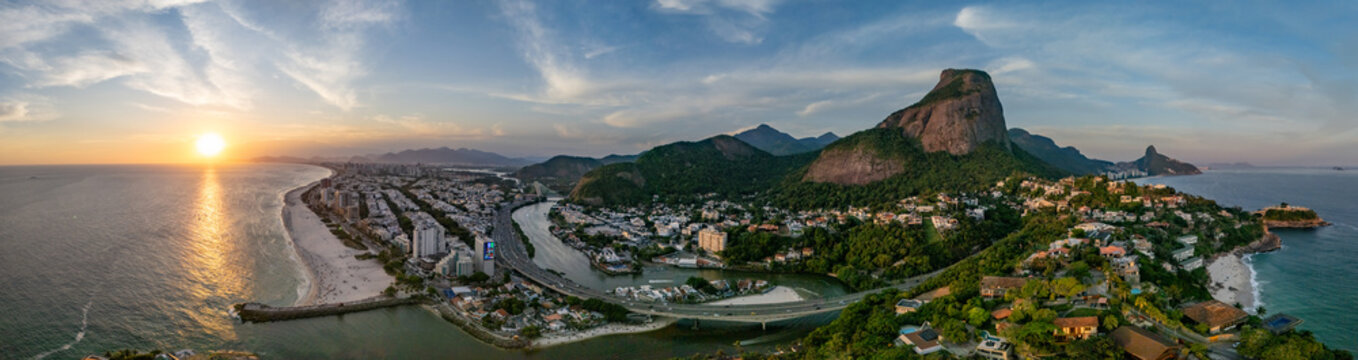 Incr&iacute;vel vista a&eacute;rea panor&acirc;mica da Barra da Tijuca, onde podemos ver a Pedra da G&aacute;vea e boa parte das praias cariocas, at&eacute; o morro Dois Irm&atilde;os no Leblon.
