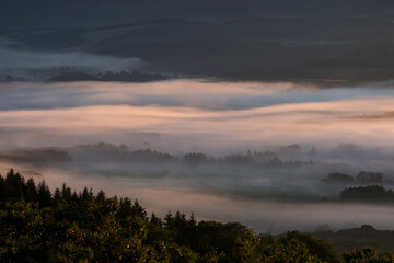 黒松内町の山からの眺望朝日に染まる雲海に覆われた農村風景