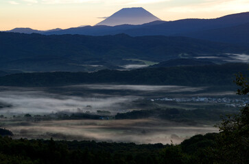 黒松内町の山より望む夜明けの羊蹄山と雲海に覆われた農村風景