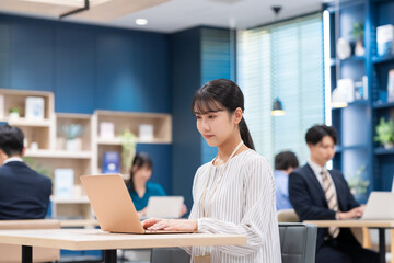 Obraz premium オフィスで働く若いビジネスウーマン