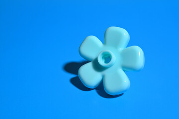 カラーの背景に置いたブロック03