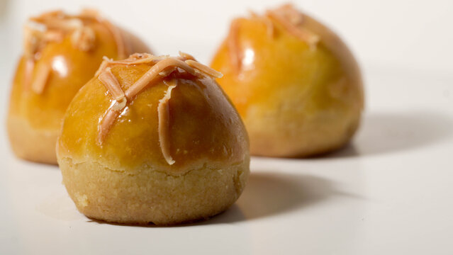 Detailed photo of delicious nastar cake filled with pineapple cream and topped with sliced ​​cheese 