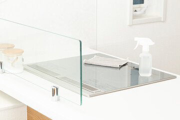 IHクッキングヒーターと布巾と除菌スプレー © asu0307