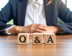 Generative AI
ビジネスシーンのQ&Aイメージ 木製ブロックと女性の手元