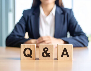 Generative AI
ビジネスシーンのQ&Aイメージ 木製ブロックと女性の手元