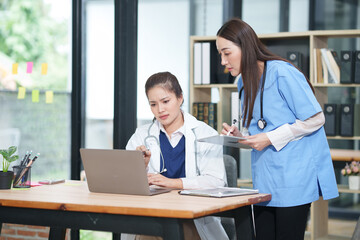 Obraz premium Two female doctors are having a meeting in the clinic. 