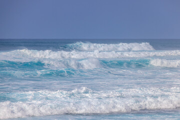 Fototapeta premium ハワイ・ノースショアに押し寄せる大きな波（サーフィン・海）