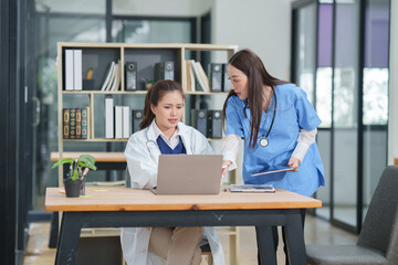 Obraz premium Two female doctors are having a meeting in the clinic. 