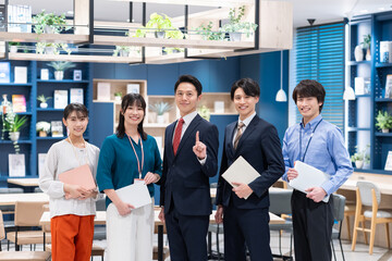 オフィスで働くビジネスマン