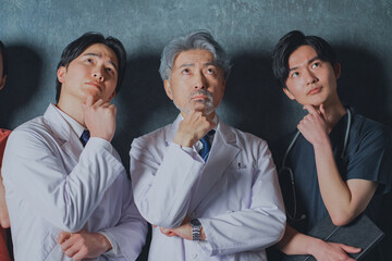 考え事をするプロフェッショナルなドクター