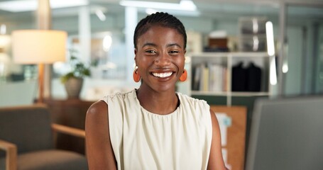 Obraz premium Journalist, portrait and black woman in office, smile and career ambition with copywriting. African person, creative writer and freelancer in workplace, happiness and editor for magazine publication