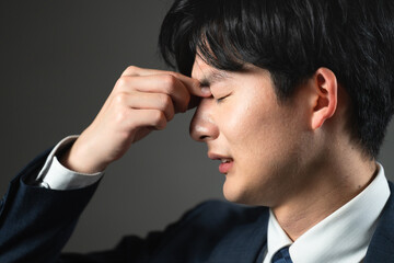 スーツ姿の若い男性　ビジネスイメージ