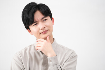 長袖シャツを着ている若い男性　ライフスタイルイメージ