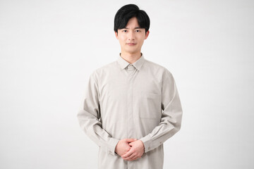長袖シャツを着ている若い男性　ライフスタイルイメージ
