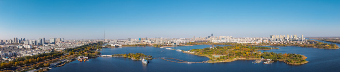 Obraz premium Aerial view of the urban architectural scenery and autumn landscape of Qingfeng Lake in Dongying, Shandong, China