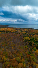 Fototapeta premium Vibrant Autumn Foliage Along Lake Michigan in Door County, Wisconsin