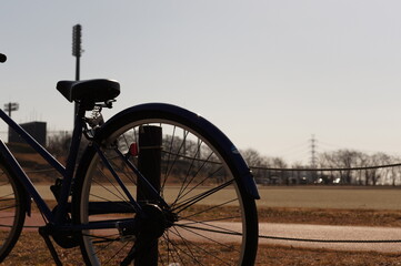 グラウンドの片隅の自転車