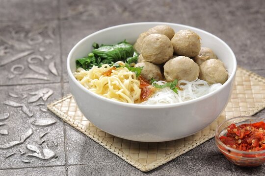 Bakso. Meatballs are a very popular food in Indonesia. Meatballs are made from ground beef or chicken and mixed with tapioca flour, garlic and other ingredients.