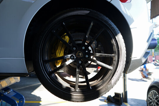 Maintenance of White Lamborghini Gallardo luxury super car