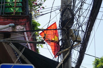 ベトナムの大量の電線と国旗