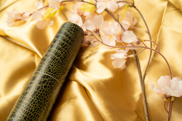 金の布と卒業証書の日本の卒業イメージ