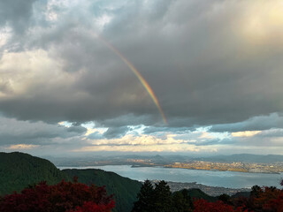 比叡山から琵琶湖上にかかる虹を眺める