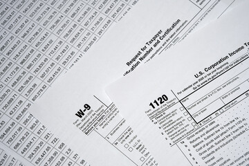 Obraz premium Concepts related to taxes, tax season, personal income tax, corporate income tax, financial research, documents, reports, and calculations.
