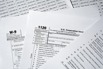 Obraz premium Concepts related to taxes, tax season, personal income tax, corporate income tax, financial research, documents, reports, and calculations.