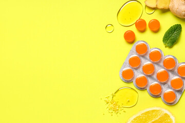 Throat lozenges with ginger root, honey, mint leaf and lemon on yellow background, closeup © Pixel-Shot