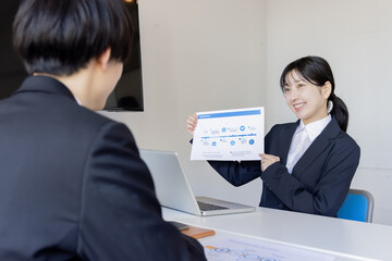 会議室でミーティングをするビジネスパーソン