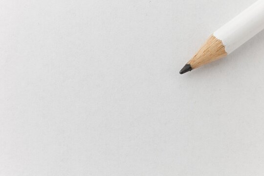 Vue de dessus d'un crayon &agrave; papier pos&eacute; sur une feuille de papier blanc