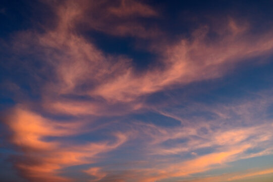Rosa Wolken am Himmel