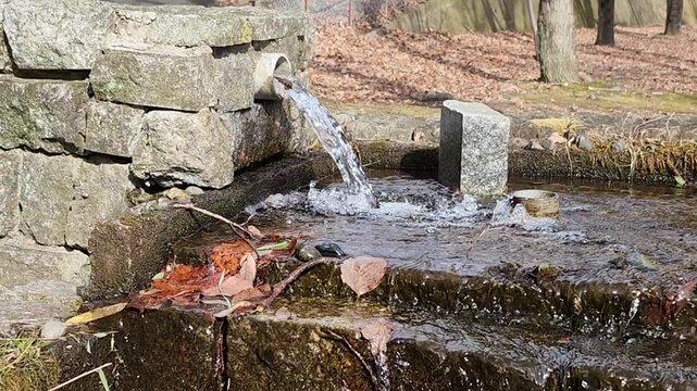 群馬県青木湖　みかげ原展望地の湧水