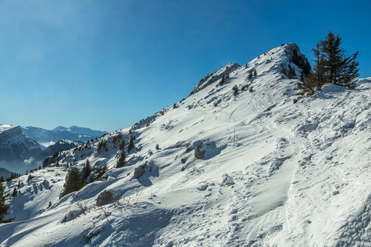 Massif de la Chartreuse en hiver , vue sur la face est du Grand Som, is&egrave;re Alpes 