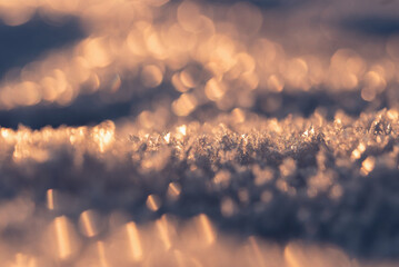 Kryształki lodu na śniegu, makro zimowej tekstury z blikami światła