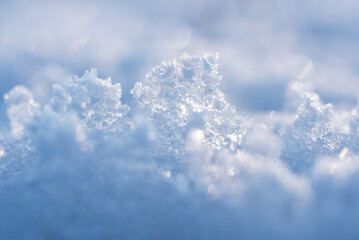 Kryształki lodu na śniegu, makro zimowej tekstury z blikami światła