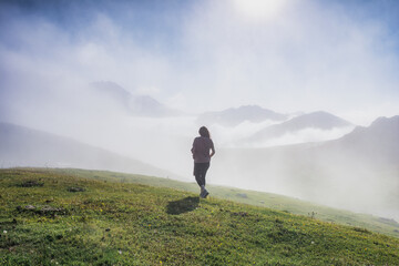 Senderismo entre niebla