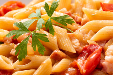 Mezze penne con pancetta e pomodorini, pasta italiana 