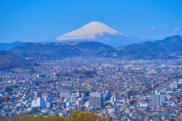 春の神奈川県秦野市の弘法山公園の権現山展望台から西側の眺望(秦野市街,富士山など)