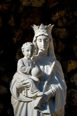 Obraz premium Beautiful white statue (19th century) of Blessed Virgin Mary holding baby Jesus Christ in her arms.