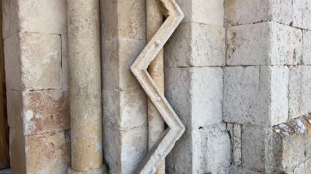 Detalle de serpiente esculpida en la puerta de la ermita de San Pantale&oacute;n de Losa