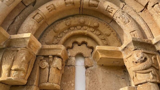 Figuras enigm&aacute;ticas esculpidas en los arcos de la ermita de San Pantale&oacute;n de Losa &ndash; Detalles