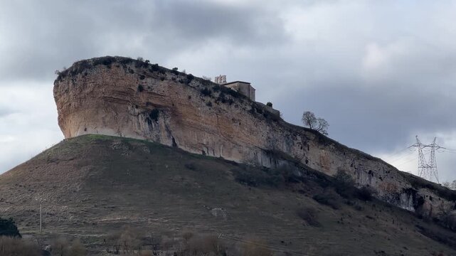 Pe&ntilde;asco en forma de proa de barco con la ermita de San Pantale&oacute;n de Losa