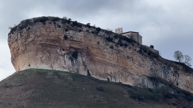 Ermita de San Pantale&oacute;n de Losa sobre pe&ntilde;asco en forma de proa de barco