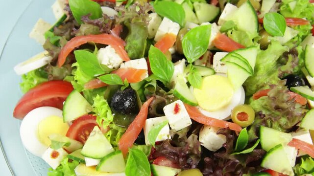 Salade fra&icirc;che m&eacute;diterran&eacute;enne aux l&eacute;gumes et fromage