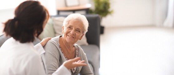 Obraz premium Young doctor visiting elderly woman at home